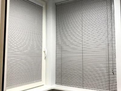 Две системы горизонтальных жалюзи на соседних окнах